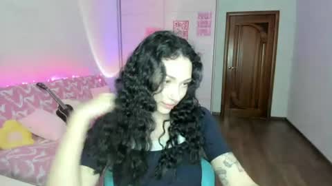 Snapshot of elisskriter chatting on 06-17-26, 12:18 Eliss online show from 06-17-26, 12:18