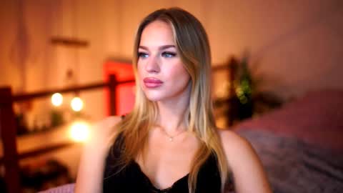 Snapshot of elister_alison chatting on 11-06-25, 05:25 Sunflower online show from 11-06-25, 05:25