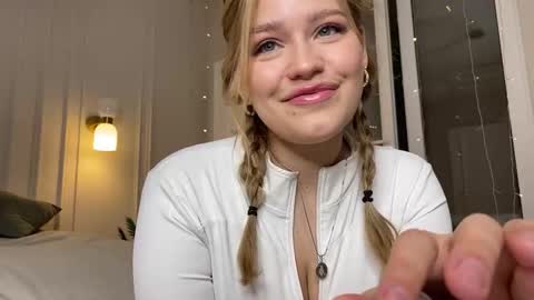 Stephanie online show from 12-19-25, 07:21