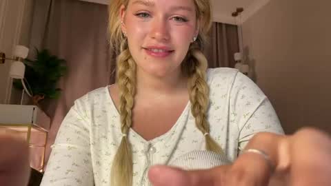 Snapshot of elixiirr chatting on 05-17-26, 08:49 Stephanie online show from 05-17-26, 08:49
