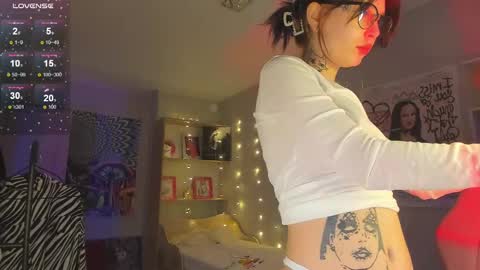 Snapshot of eliza_sadcat chatting on 12-23-24, 01:13 Elizabeth online show from 12-23-24, 01:13