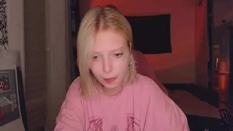 Snapshot of eliza_sadcat chatting on 09-30-25, 05:18 Elizabeth online show from 09-30-25, 05:18