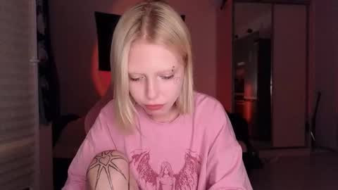 Snapshot of eliza_sadcat chatting on 10-09-25, 06:17 Elizabeth online show from 10-09-25, 06:17