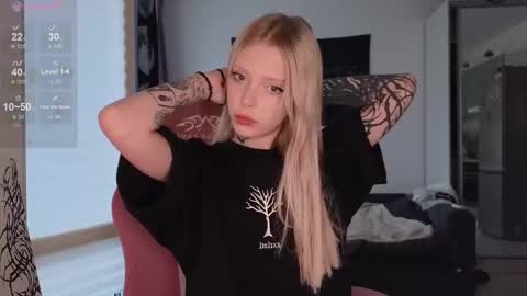 Snapshot of eliza_sadcat chatting on 10-31-25, 12:50 Elizabeth online show from 10-31-25, 12:50