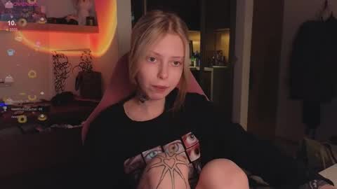 Snapshot of eliza_sadcat chatting on 12-03-25, 09:35 Elizabeth online show from 12-03-25, 09:35