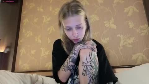 Snapshot of eliza_sadcat chatting on 06-18-26, 06:56 Elizabeth online show from 06-18-26, 06:56