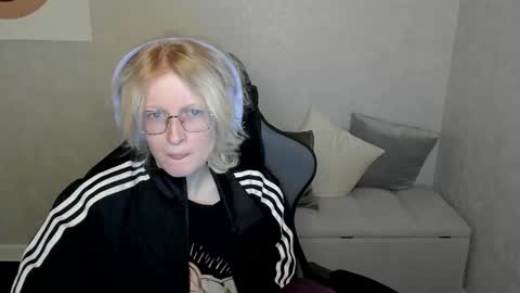 Snapshot of elizabeth_harpper chatting on 09-09-25, 01:27 Elizabeth online show from 09-09-25, 01:27