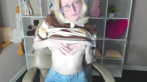 Elizabeth online show from 12-17-25, 01:00