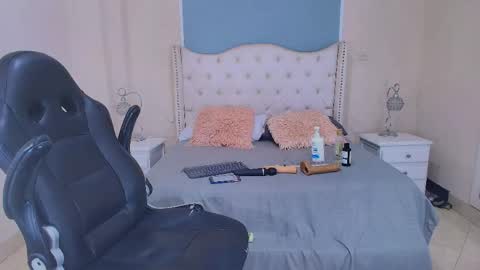 Snapshot of elizabeth_santos1 chatting on 05-15-26, 11:45 Elizabeth online show from 05-15-26, 11:45