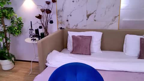 Snapshot of elizabethcash chatting on 10-28-25, 04:09 Elizabeth online show from 10-28-25, 04:09