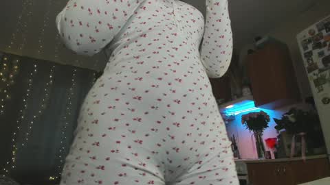 Snapshot of elizabethflowerr chatting on 02-06-25, 03:06 Eli online show from 02-06-25, 03:06