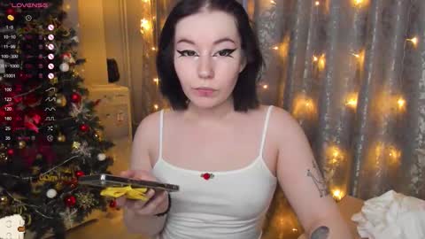 Snapshot of elizabethflowerr chatting on 12-16-25, 02:38 Eli online show from 12-16-25, 02:38