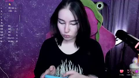 Snapshot of elizabethflowerr chatting on 06-22-26, 12:13 Eli online show from 06-22-26, 12:13