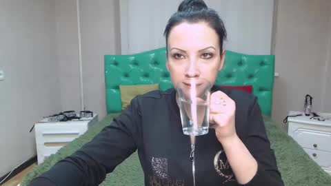 ElizabethSho online show from 01-26-25, 01:52