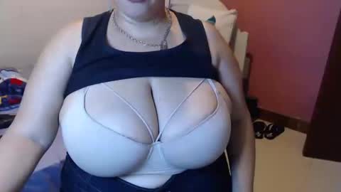 Snapshot of elizabethtaylor1 chatting on 01-11-25, 10:18 Elizabeth online show from 01-11-25, 10:18