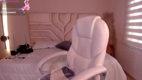 Snapshot of ella__olmos chatting on 05-20-26, 02:01 Ella Olmos online show from 05-20-26, 02:01