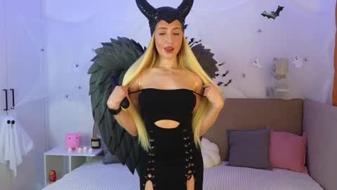 Ella online show from 10-31-25, 02:23