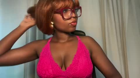 Snapshot of ella_laurel chatting on 06-19-26, 11:47 Ella online show from 06-19-26, 11:47