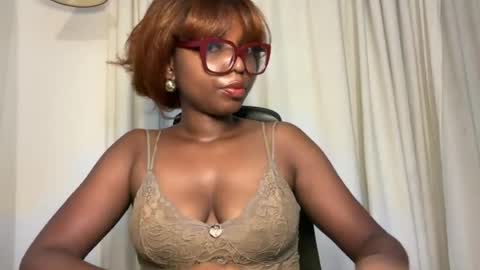 Snapshot of ella_laurel chatting on 06-23-26, 02:53 Ella online show from 06-23-26, 02:53