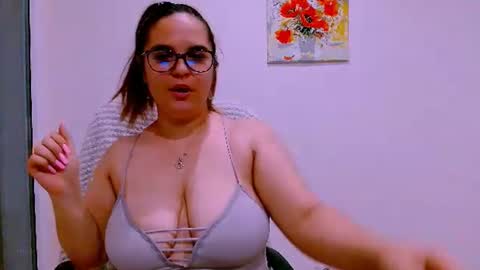 Snapshot of ella_minnie chatting on 07-22-26, 05:49 Ella online show from 07-22-26, 05:49