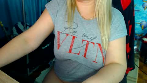 Snapshot of ellabella36dd chatting on 12-13-25, 07:53 IsaBella online show from 12-13-25, 07:53