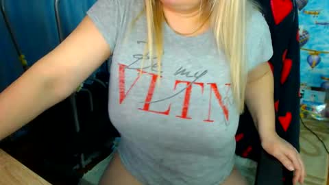 Snapshot of ellabella36dd chatting on 12-17-25, 09:54 IsaBella online show from 12-17-25, 09:54