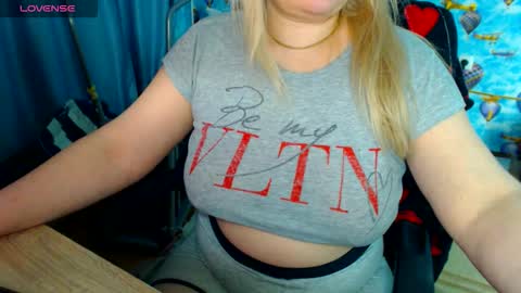 Snapshot of ellabella36dd chatting on 03-12-26, 10:27 IsaBella online show from 03-12-26, 10:27