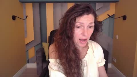 Snapshot of ellalongs chatting on 06-20-26, 11:24 EllaLongs online show from 06-20-26, 11:24