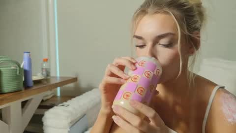 Snapshot of ellalowe chatting on 04-18-26, 09:15 ellalowe online show from 04-18-26, 09:15