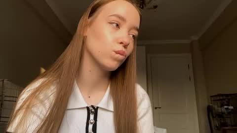 Snapshot of ellamenas chatting on 10-03-25, 01:19 Ella online show from 10-03-25, 01:19