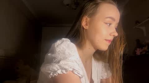 Snapshot of ellamenas chatting on 10-04-25, 03:32 Ella online show from 10-04-25, 03:32