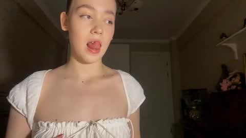 Snapshot of ellamenas chatting on 10-08-25, 06:27 Ella online show from 10-08-25, 06:27