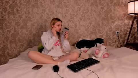 ellamilla online show from 03-04-25, 07:32