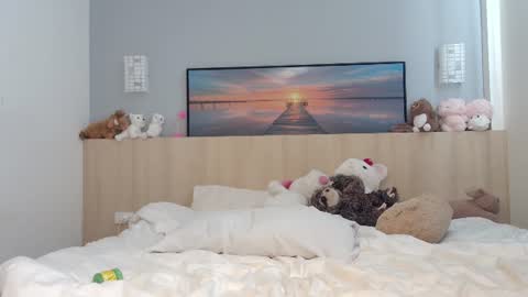 Snapshot of ellamirax chatting on 06-13-26, 02:09 Ella Mira online show from 06-13-26, 02:09