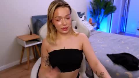 Ella online show from 12-18-25, 05:24