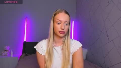 Snapshot of elldiana chatting on 06-19-26, 02:49 elldiana online show from 06-19-26, 02:49