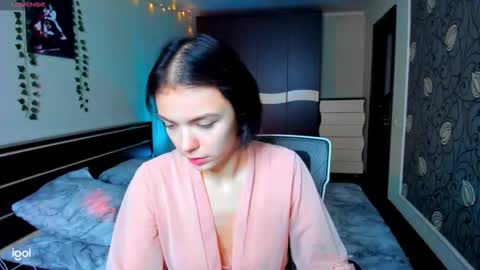Snapshot of elle_blair chatting on 09-30-25, 01:49 Luna online show from 09-30-25, 01:49