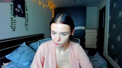Snapshot of elle_blair chatting on 10-14-25, 02:18 Luna online show from 10-14-25, 02:18