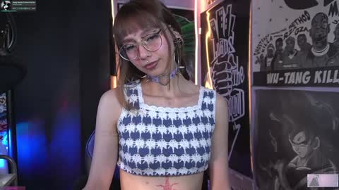 Snapshot of elle_uwu chatting on 12-19-24, 04:23 follow me on instagram . online show from 12-19-24, 04:23