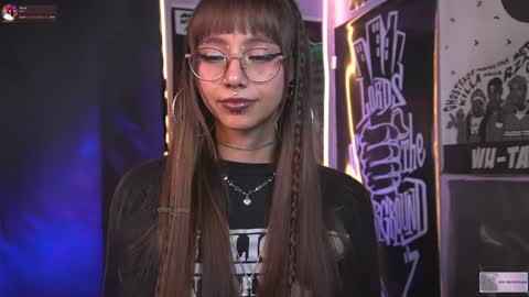 Snapshot of elle_uwu chatting on 01-17-25, 04:49 follow me on instagram . online show from 01-17-25, 04:49