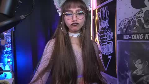 Snapshot of elle_uwu chatting on 02-22-25, 01:11 follow me on instagram . online show from 02-22-25, 01:11