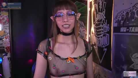 Snapshot of elle_uwu chatting on 09-22-25, 05:37 follow me on instagram . online show from 09-22-25, 05:37