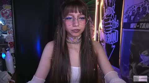 Snapshot of elle_uwu chatting on 09-29-25, 08:24 follow me on instagram . online show from 09-29-25, 08:24