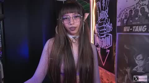 Snapshot of elle_uwu chatting on 10-14-25, 04:30 follow me on instagram . online show from 10-14-25, 04:30
