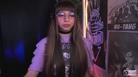 Snapshot of elle_uwu chatting on 10-15-25, 04:51 follow me on instagram . online show from 10-15-25, 04:51