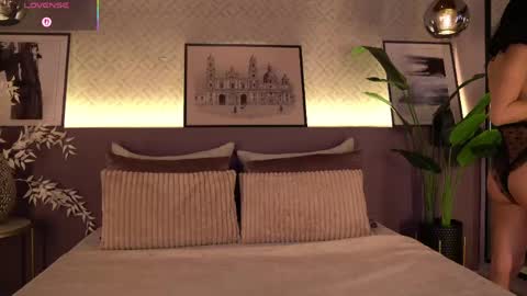 Snapshot of ellediane chatting on 04-27-26, 12:30 Elle Diane online show from 04-27-26, 12:30