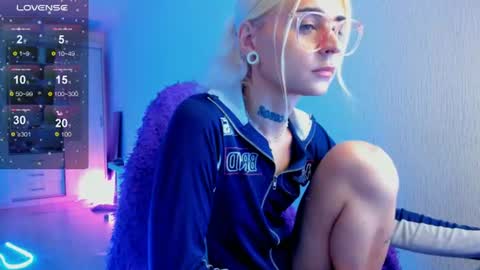 Snapshot of elli_26 chatting on 07-08-26, 02:43 Ellie online show from 07-08-26, 02:43