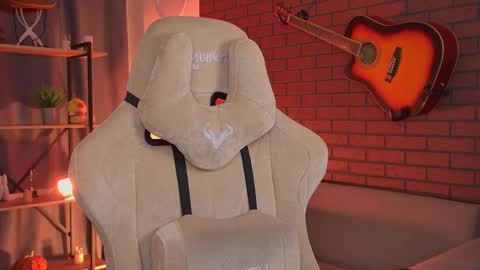 elliecutes online show from 05-17-26, 08:23