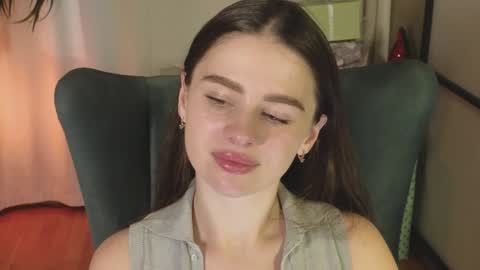 Snapshot of elliephant_ chatting on 12-19-24, 12:01 just Emily online show from 12-19-24, 12:01