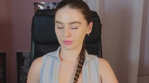 Snapshot of elliephant_ chatting on 12-24-24, 12:33 just Emily online show from 12-24-24, 12:33